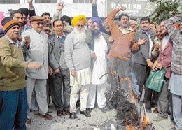 Traders burn an effigy of VAT in Ludhiana on Sunday. 