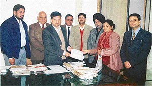 Ms Mridula Jain, vice-chairperson of the Shawl Club of India, hands over a cheque for Rs 2.17 lakh for tsunami victims to Deputy Commissioner Anurag Verma in Ludhiana 