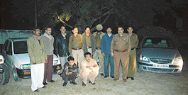 The accused, Lakhwinder Singh and Ashwani Sethi, with the police team and cars recovered from them.