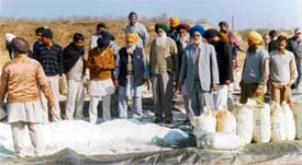 A delegation of the BKU examines the spurious fertilisers at Sultanpur village, near Doraha