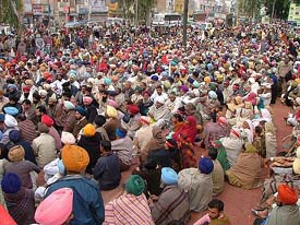 Activists of five farmers’ organisations stage a dharna in front of the Deputy Commissioner’s office in Bathinda on Monday.