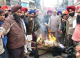 Led by functionaries of the Akal Market Shopkeepers Association, traders burn an effigy of Vat in Chaura Bazar in Ludhiana
