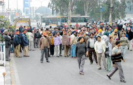 Traders block traffic in Ludhiana on Friday