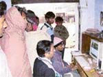 A long queue of migrant labourers at an online lottery counter on the Samrala-Machhiwara road