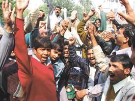 Auto drivers demonstrating against the Delhi government at Jantar Mantar in the Capital