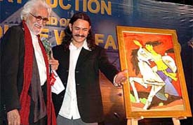 Noted painter M. F. Husain and Bollywood actor Aamir Khan at an art auction in aid of Mumbai police welfare in Mumbai on Saturday night