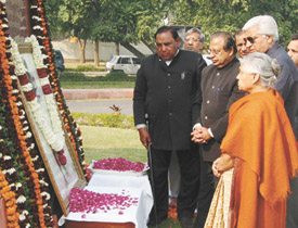 Delhi Chief Minister Sheila Dikshit along with Ch. Prem Singh, Speaker, Delhi Vidhan Sabha and Jagdish Mukhi, Leader of Oppostion, paying homage to Mahatma Gandhi