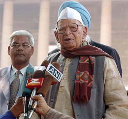 Noted Hindi writer Vishnu Prabhakar, who threatened to return his Padma Bhusan, informs the media about the change of his decision after meeting President APJ Abdul Kalam at Rashtrapati Bhavan in New Delhi