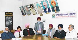 Punjabi poet Surjit Patar pays tributes to Kalpana Chawla in Ludhiana on Tuesday