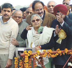 The Chief Minister, Mrs Sheila Dikshit, at the bhoomi pujan of Geeta Colony Pantoon Pul