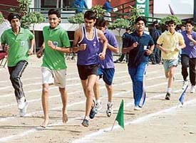 Students take part in 1500-metre race