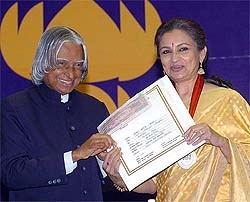 President APJ Abdul Kalam presenting Best Supporting Actress Award of 2003 to Sharmila Tagore