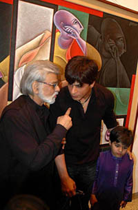 National Award winner Satist Gujral (extreme left) discusses with Bollywood star Shah Rukh Khan at Jehangir Art Gallery in Mumbai on Thursday night. 