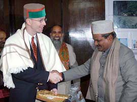 Mr Sohan Lal, Mayor of Shimla, shake hands with Mr Brad Coll