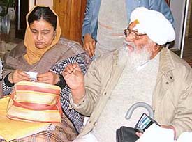 Mr Jodh Singh with his daughter Bhupinder Kaur during a press conference in Ludhiana on Saturday. 