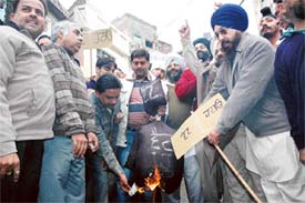 Traders burn an effigy of VAT at Neem Wala Chowk in Ludhiana on Monday