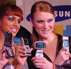 Models pose with Samsungs new range of mobile phone handsets