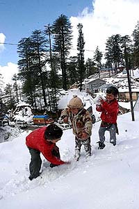 Childern play with snow in Shimla