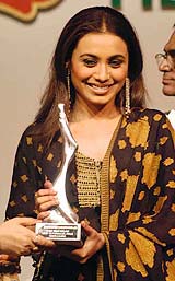 Bollywood actress Rani Mukherjee receives the  Film-Goers Award 2005 in Mumbai