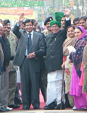 Mr Om Prakash Chautala, Haryana Chief Minister, is welcomed by Chaudhary Pervez Elahi, Chief Minister, Pakistani Punjab, at the Wagah border. 