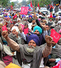 Protesting farmers: high production costs, low returns