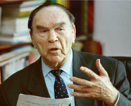 Schmeling gestures during a presentation in Hamburg in 1995.