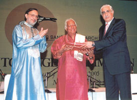 The Managing Director of ITC Hotels, Mr Nakul Anand, presenting the ITC Award to Pandit Ram Narayan in the Capital