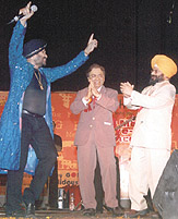 Pop star Daler Mehandi performing for tsunami victims at a function organised by Kalra Hospital in the Capital.