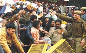 Auto owners protesting against the Delhi Government and the Delhi Police at Jantar Mantar in the Capital