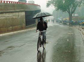 A cyclist on a rainy morning in the Capital