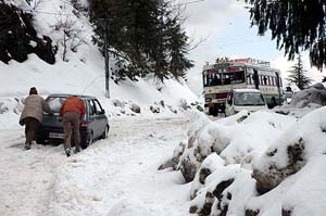 Fresh snowfall on Wednesday affected vehicular traffic on Kufri-Shimla road