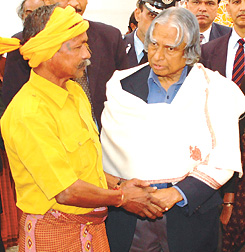 President A.P.J. Abdul Kalam talking to a craftsman from Gujarat after the inauguration of a crafts map at Dilli Haat in the Capital on Thursday