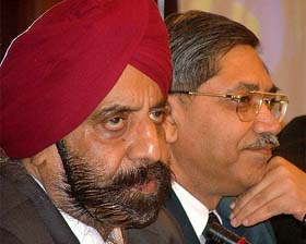 Mr S.S. Kohli, CMD, Punjab National Bank, and Dr. K.C. Chakrabarty, ED PNB, announce the PNBs Follow-on Public Issue (FPO) at a press conference in New Delhi