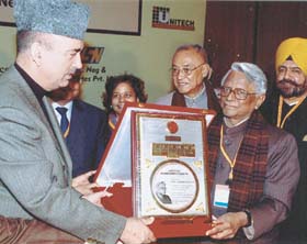 Union Minister of Parliamentary Affairs & Urban Development Ghulam Nabi Azad giving the Lifetime Achievement Award to Jaiprakash Gaur