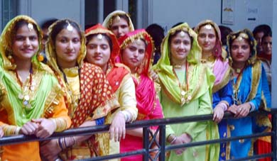 Girls ready to present giddha at Expressions-2005 in Ludhiana