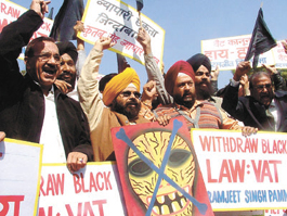 Traders of Sadar Bazar protesting against VAT at Jantar Mantar in the Capital.