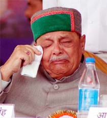 Union HRD Minister Arjun Singh gets nostalgic during the 'Abhinandan Samaroha' at Allahabad University in Allahabad on Wednesday .