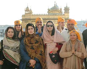 Pakistani delegates of the Pakistan-India People’s Forum for Peace and Democracy pay obeisance at Golden Temple