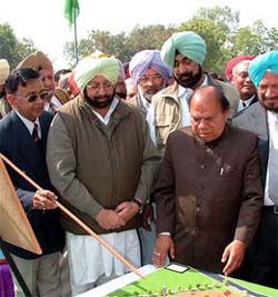The Punjab Chief Minister, Capt Amarinder Singh, looks at the model of Mukt-e-Minar, a memorial to be built in the memory of 40 muktas, at Muktsar