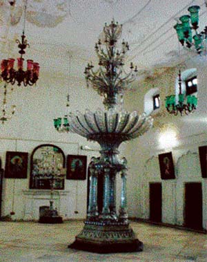 A tree chandelier in Sheesh Mahal Museum