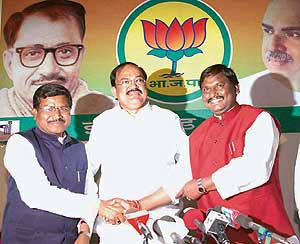 Mr Arjun Munda is greeted by senior BJP leaders Venkaiah Naidu and Babulal Marandi after he was elected Leader of the BJP Legislature Party of Jharkhand in Ranchi on Monday. 