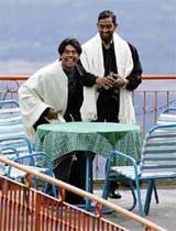 Pakistani cricketers Mohammad Sami and Asif Kamal share a light moment