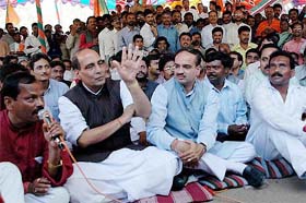 BJP leaders Rajnath Singh and Ananth Kumar along with the 41 Jharkhand legislators during a dharna outside Raj Bhavan