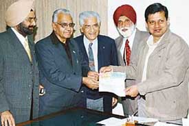 Members of the Rotary Club, Ludhiana, present a cheque to the Deputy Commissioner for the Prime Minister’s Relief Fund for tsunami relief in Ludhiana on Wednesday.