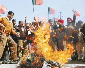 BJP activists burn Jharkhand Governor’s effigy in Ludhiana on Thursday