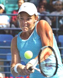 Lindsay Davenport of the USA hits a backhand to Switzerlands Patty Schnyder in their semifinal match in the Dubai Open on Friday. Davenport won 4-6, 7-5, 6-1.