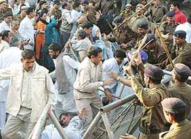 The police was forced to resort to a mild lathi charge outside Haryana Raj Bhavan to control the swelling Congress supporters in Chandigarh on Saturday. 