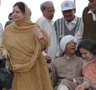 Asha Hooda, wife of Bhupinder Singh Hooda, and Rani Sharma take the blessings from Mr Ranbir Singh Hooda, father of Bhupinder Singh Hooda