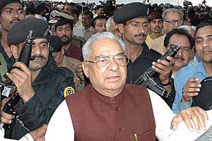 Mr Bhajan Lal with security guards at Haryana Raj Bhavan during the swearing-in ceremony of Mr Bhupinder Singh Hooda in Chandigarh on Saturday. 