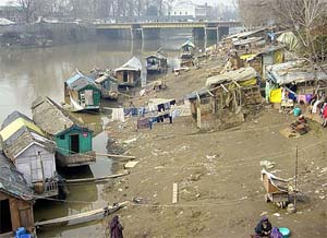The illegal jhuggis on the bank of the Jhelum river
